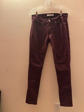 Levi’s maroon skinny jeans